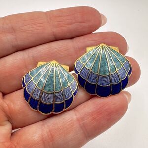 Beautiful vintage cloisonné shell stud earrings!